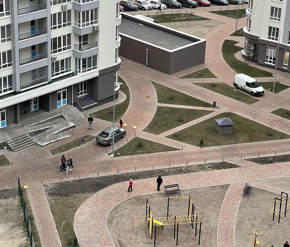 В Киеве «герой парковки» оставил авто впритык к детской площадке