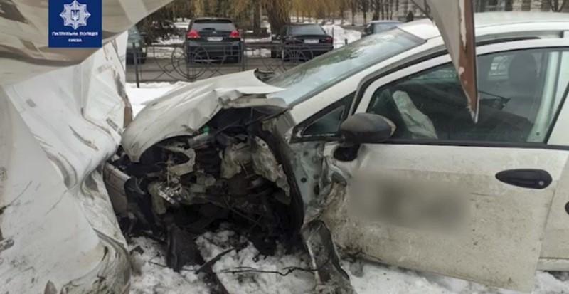 На Соломенской площади в Киеве пьяный водитель Fiat врезался в задние