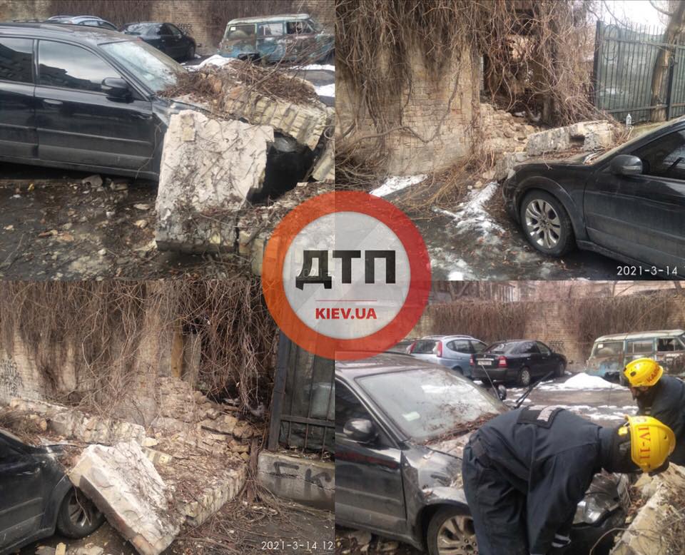 В Киеве на автомобиль упала часть стены