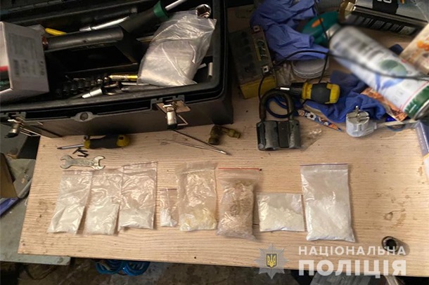 В Киеве наркокурьер сбывал товар за биткоины