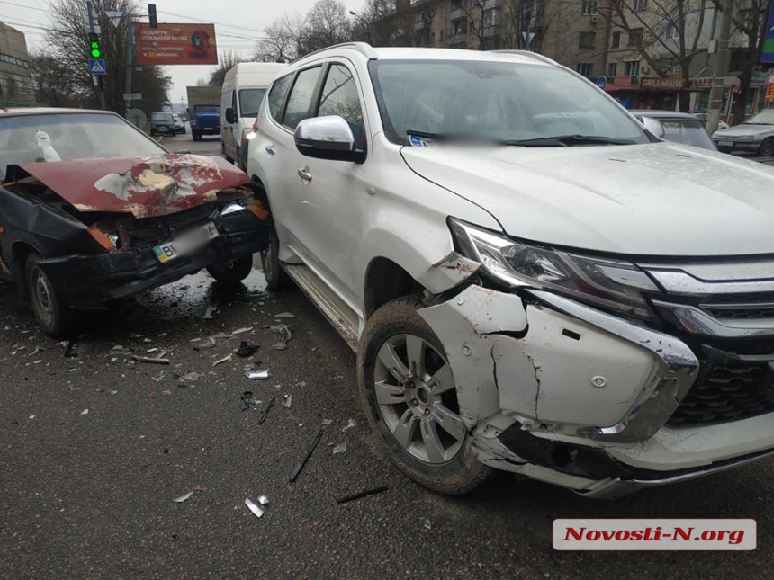 В Николаеве столкнулись сразу три автомобиля