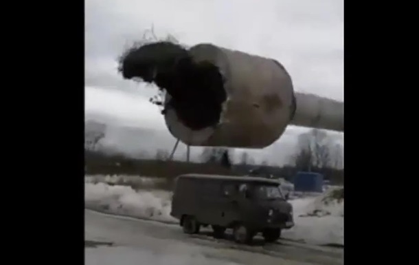 В РФ башня рухнула на машину рабочих