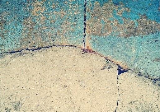 В Ровно мужчине на остановке упал на голову кусок бетона