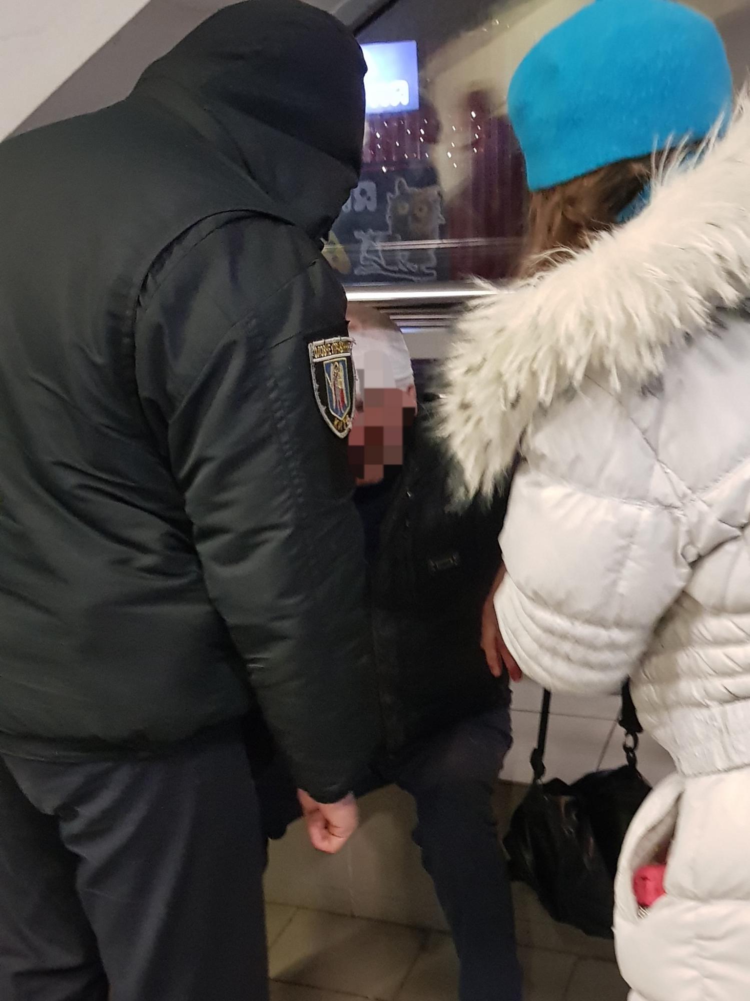 Пассажир разбил голову в столичном метро: в Сети обсуждают инцидент