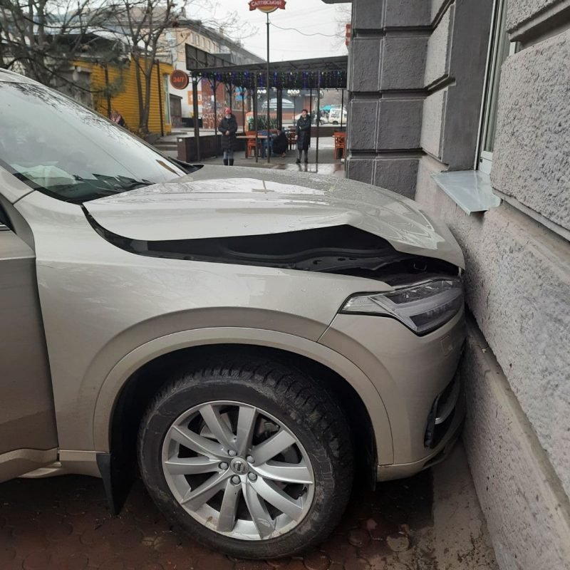 В Запорожье водитель врезался в здание стоматологии