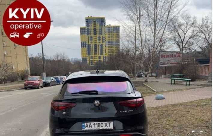 На Соломенке в Киеве водитель Alfa Romeo хамски припарковался