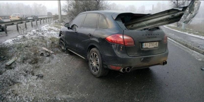 Porsche насквозь прошил отбойник в Киеве