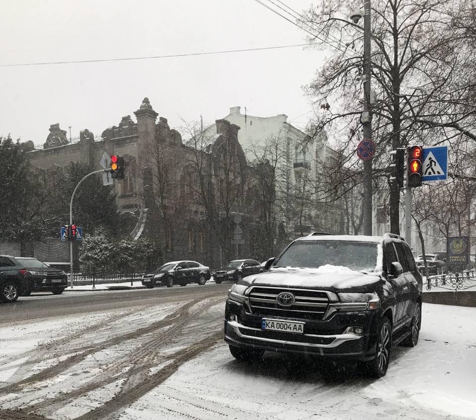 Арахамия пообещал заплатить штраф за хамскую парковку своего Land Cruiser