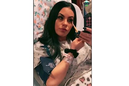 Женщина нанесла яркий макияж в больнице во время родов