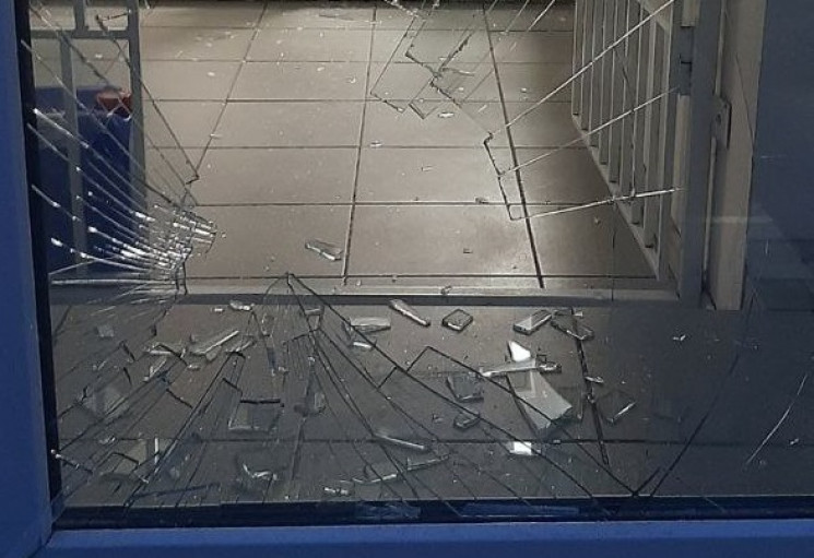 В Запорожье пьяный мужчина атаковал банк: поврежден вход