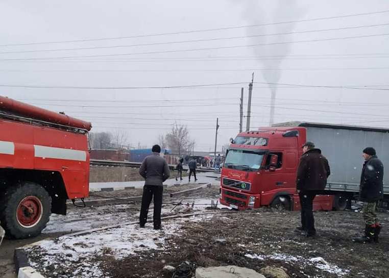 На Харьковщине грузовик застрял в грязи