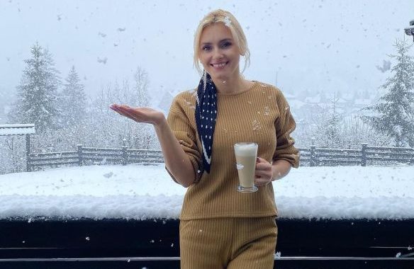 Ирина Федишин  отдыхала в чанах под снегом