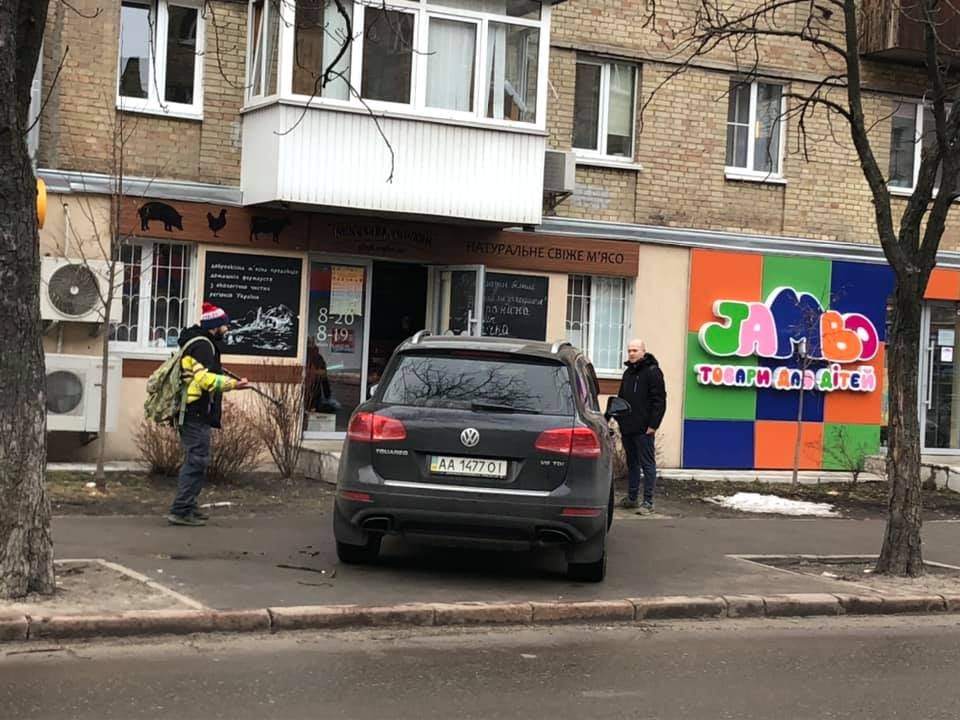 «Герой парковки» в Киеве устроил драку
