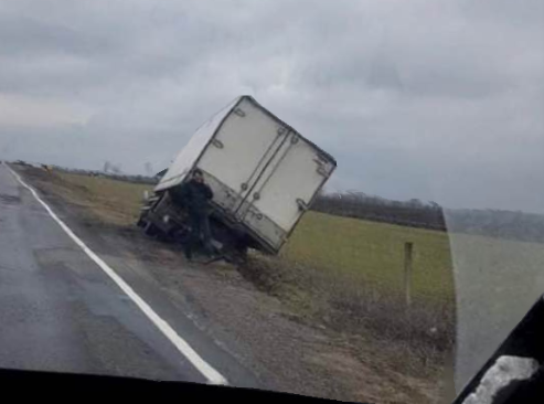 На Херсонщине грузовик снесло с дороги
