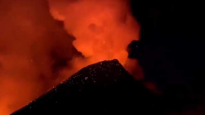 На Камчатке началось извержение крупнейшего вулкана