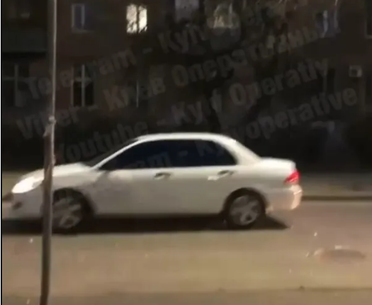 Киевлянин забрасывал авто бутылками: машины повреждены