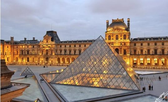 Из-за угрозы терактов в Париже весь день был закрыт музей Лувр