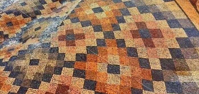 В Турции нашли древний мозаичный пол с ярким узором