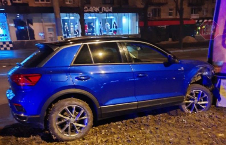 В Запорожье пьяная женщина в Volkswagen разбила чужие авто