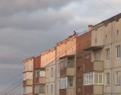 В Черновцах школьник рисковал жизнью на крыше 9-этажки