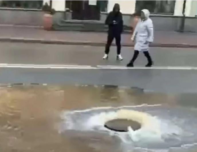 На Подоле в Киеве из-за прорыва трубы на улице образовался фонтан