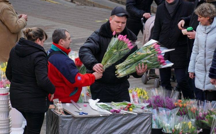 В Киеве бойко торгуют цветами к 8 Марта