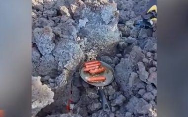 Туристы на вулкане жарили сосиски