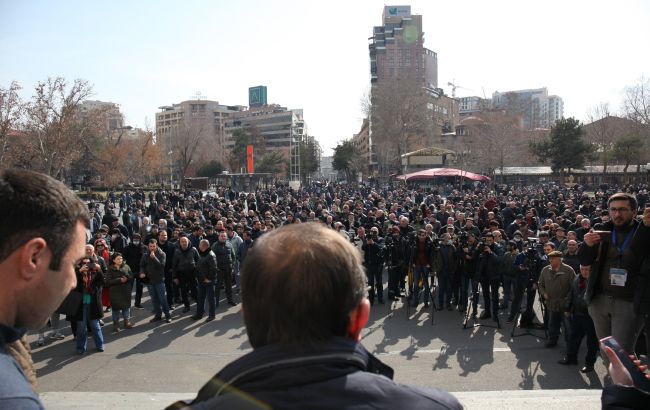 В Армении противники Пашиняна ворвались в правительственное здание (ВИДЕО) р