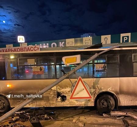 В Харькове электроопора упала на маршрутку с людьми
