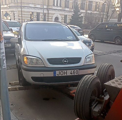 В  Киеве  авто «героя парковки» забрал эвакуатор