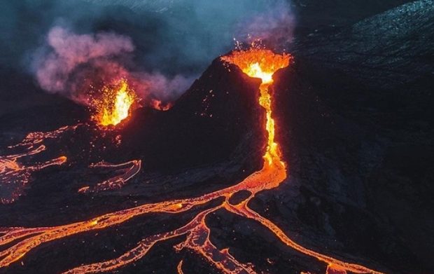 Фотограф пожертвовал дроном ради супер-снимка вулкана