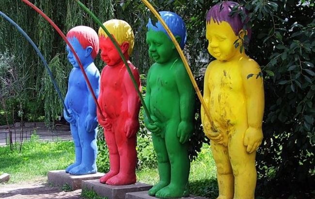 Вандалы осквернили скульптуры на Пейзажной аллее в Киеве