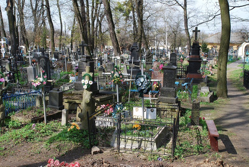 На Полтавщине девушки устроили фотосессию на кладбище &#8212; СМИ