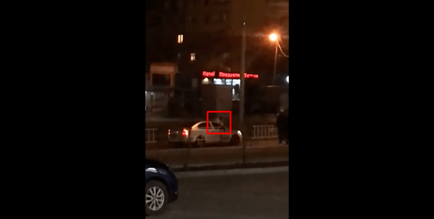 Во Львове мужчина прыгал по крышам припаркованных авто