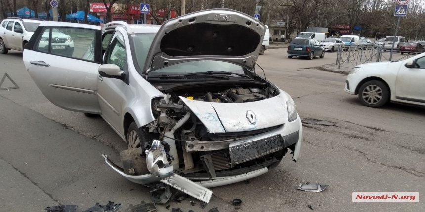 В Николаеве ДТП: столкнулись ВАЗ и Renault