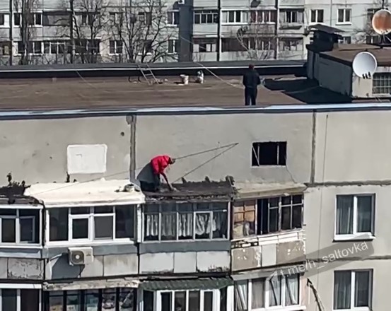 В Харькове житель высотки решил подмести козырек балкона