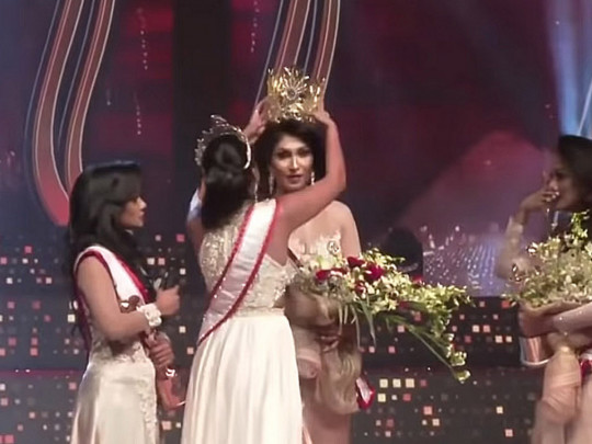 Скандал на конкурсе красоты: девушка сорвала корону с победительницы