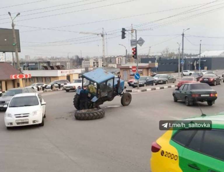 В Харькове трактор на ходу потерял колесо