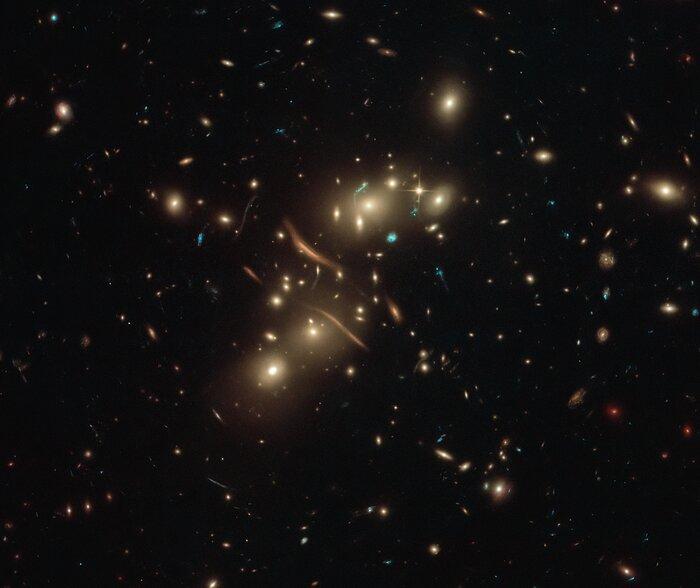 Телескоп Хаббл запечатлел «икривленные» галактики