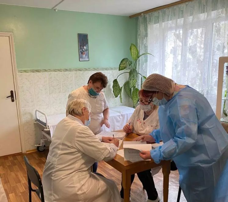 В Украине начали прививать вакциной Pfizer