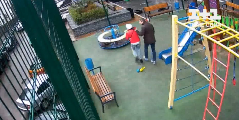 Сотрудник ОП потрепал девочку на детской площадке