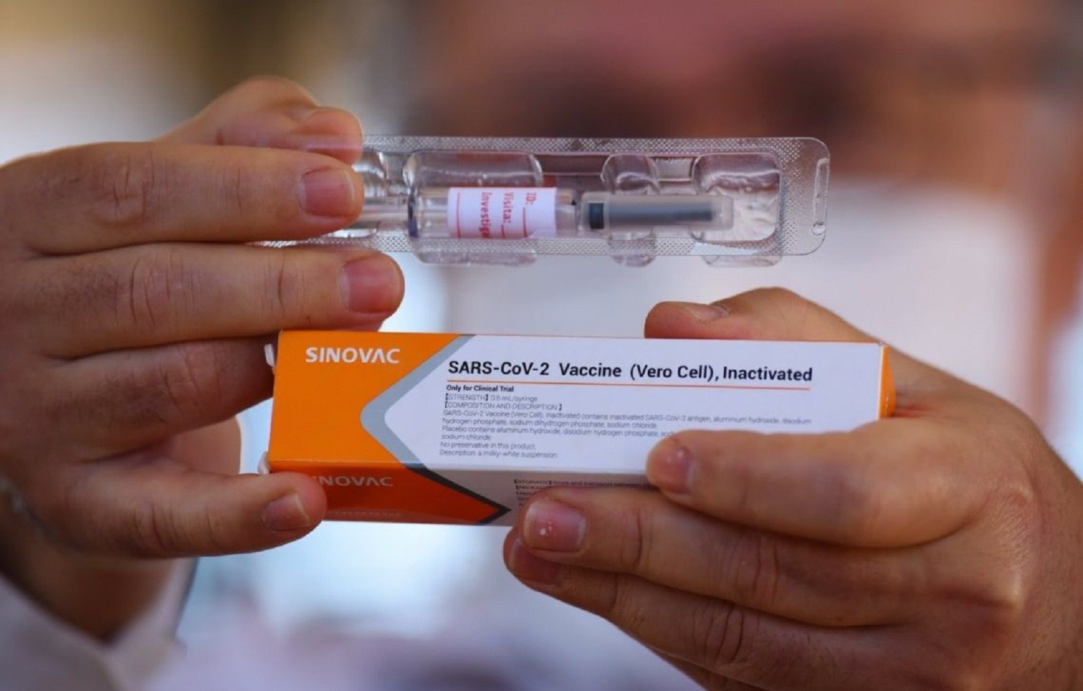 С сегодняшнего дня украинцам колют вакцину CoronaVac