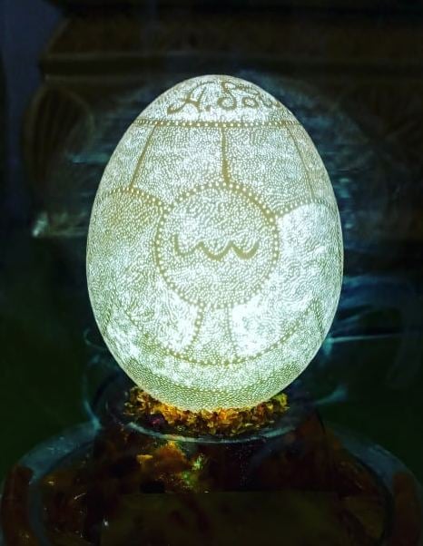 Украинец установил два мировых рекорда, сделав в яйце 52 тысячи отверстий