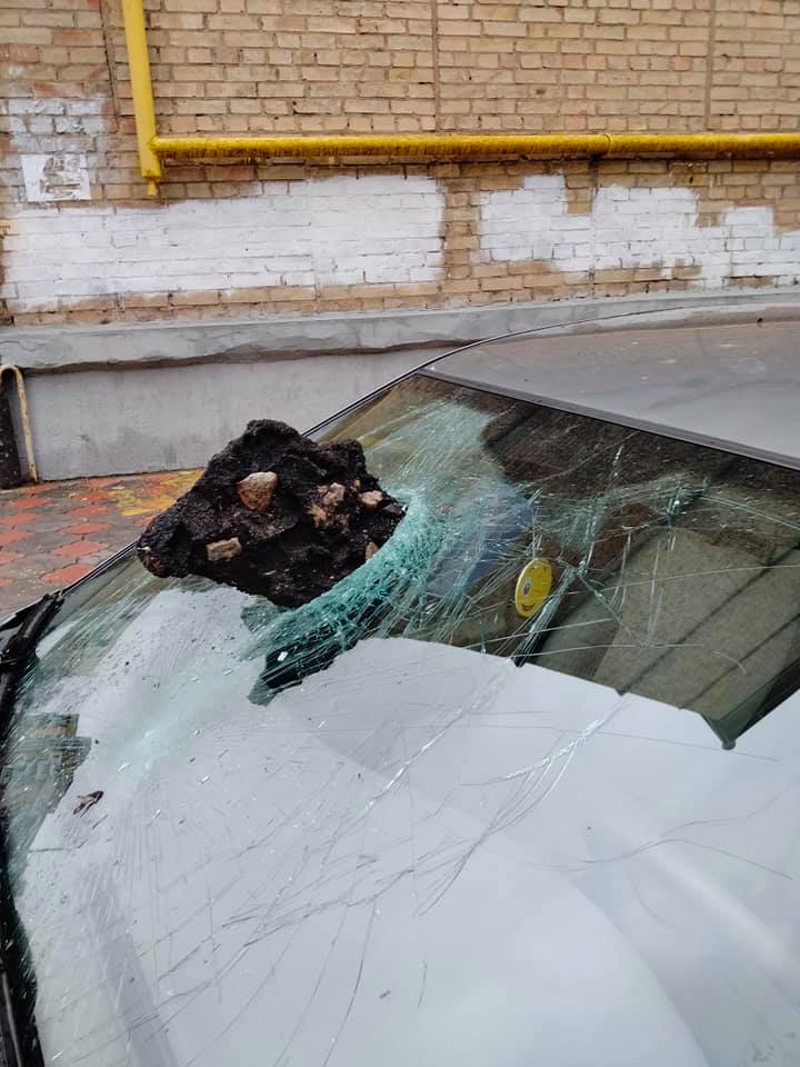В Киеве «герою парковки» пробили лобовое стекло