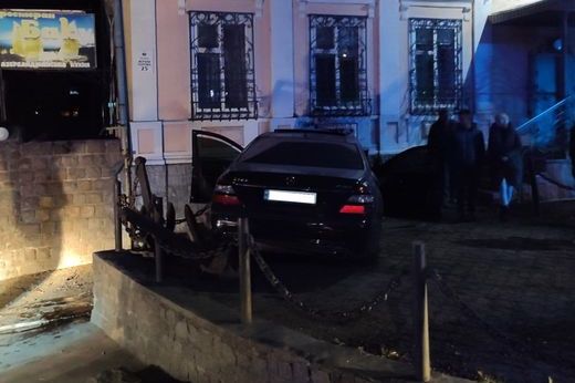 В Черкассах водитель врезался в здание: есть пострадавшие 