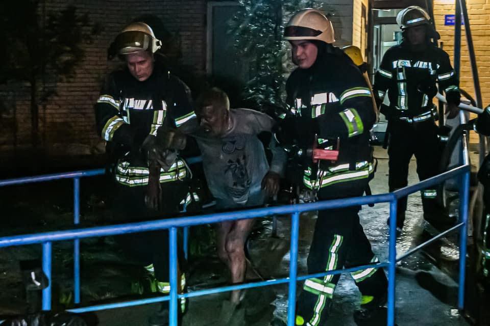 На Позняках Киеве из горящей квартиры вытащили двух мужчин
