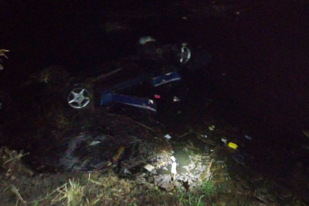 В черкасской области авто влетело в пруд и перевернулось: есть жертвы