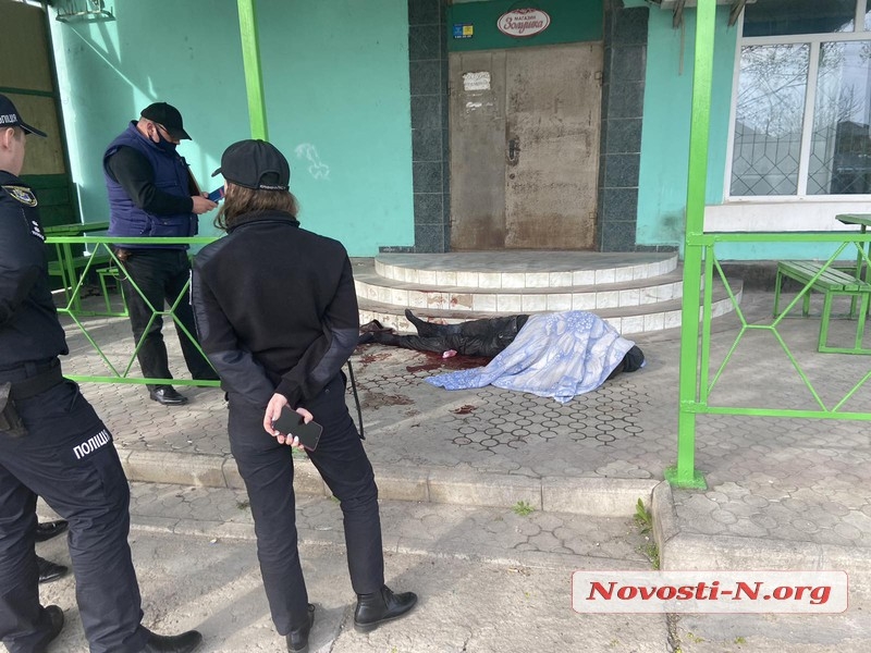 В Николаеве у магазина мужчина получил удар ножом в пах