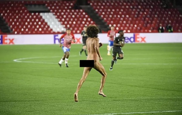 На Лиге Европы на поле выбежал голый мужчина