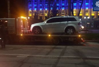 В Херсоне пьяный водитель дорогого Mercedes бросался на патрульных